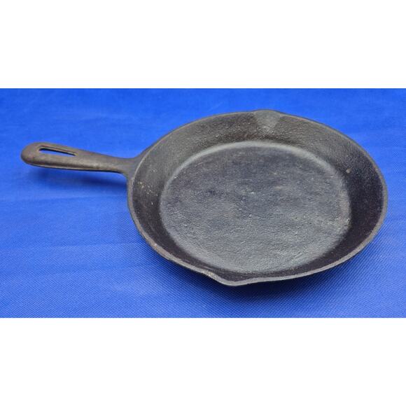 Vintage 8" Cast Iron Skillet Double Spouts Made in Taiwan - Picture 2 of 7